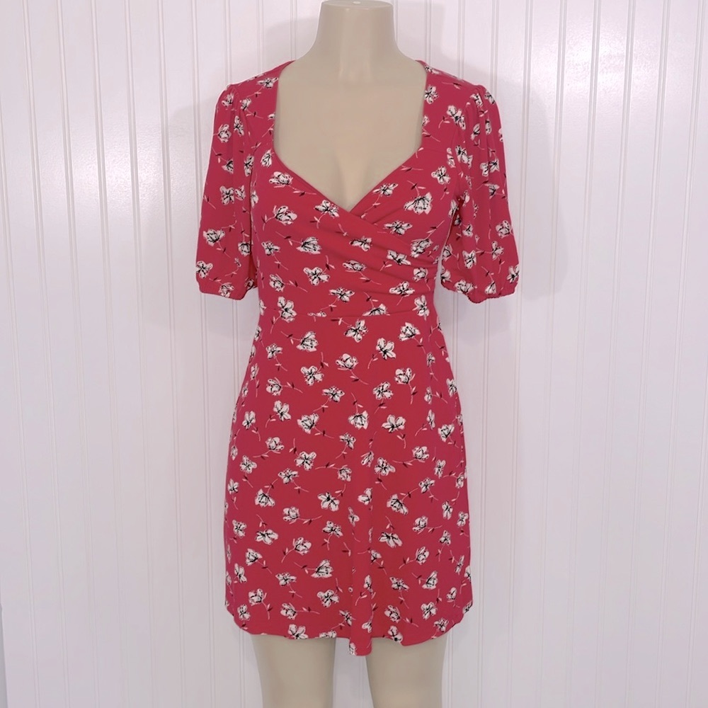 All in Favor Red Floral Mini Dress Sweetheart Neckline Puffed Sleeves Small NWOT